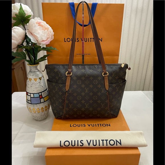 Louis Vuitton Handbags - Louis Vuitton Monogram Canvas Totally MM Bag👜👜👜
